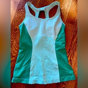 Lululemon Run: Pace Fresh Teal/Very Green
Shelf Bra High Coverage Tank 4
